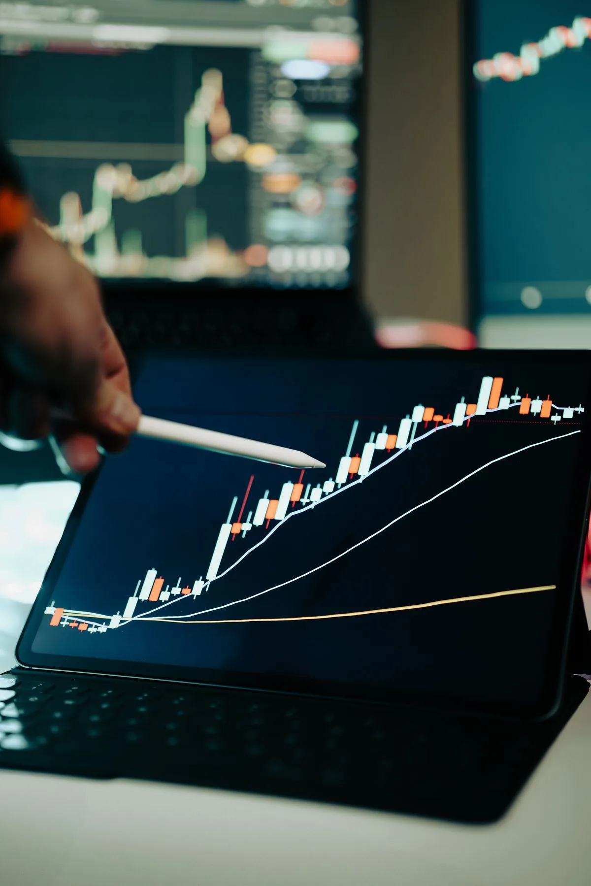 Tablet exibindo gráfico de crescimento financeiro com tendências de investimento em marketing